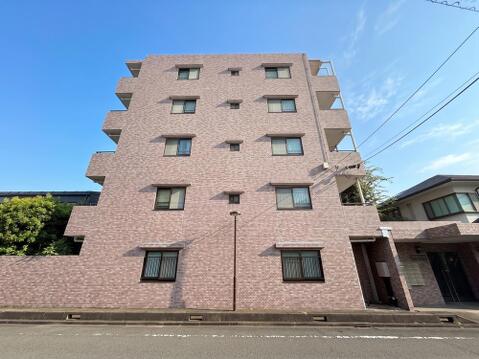 スタイリッシュなデザインが印象的な外観です。洗練された清潔感ある佇まいが街並みに映え、毎日の帰宅のたびに心地よい満足感と誇らしさをもたらします。