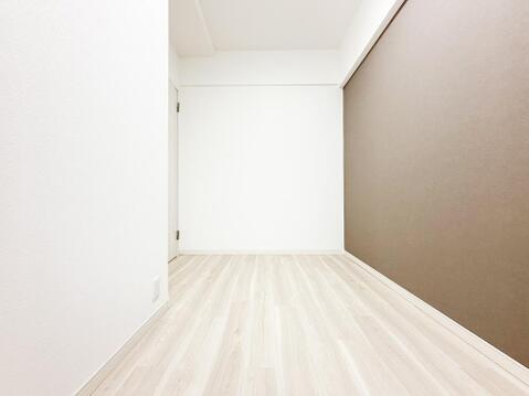 広さと収納力を兼ね備えた使いやすい洋室。家具の配置の自由度が高く、子供部屋や書斎としても活用しやすい汎用性の高い空間が魅力です。