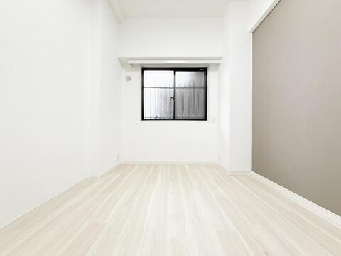 ゆとりある広さの居室は、家具の配置がしやすく使い勝手の良い空間です。採光も良好で、生活スタイルに合わせて自由にレイアウトできます。