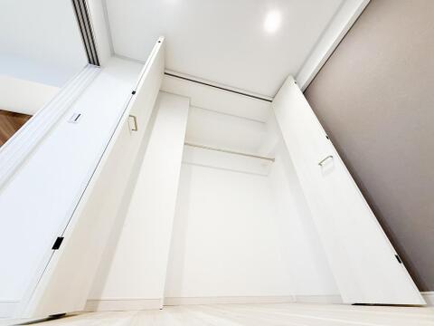 居室に備えられた十分な容量のクローゼット収納。季節物や衣類の整理がしやすく、収納力の高さが日常の暮らしの快適さを支える実用的な設計です。