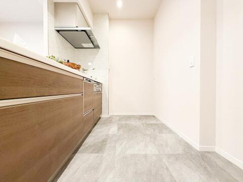 会話を楽しみながら調理できる対面式キッチン。リビングを見渡せる開放的な設計と広い調理スペース・豊富な収納が、毎日の家事を楽しいひとときに変えてくれます。
