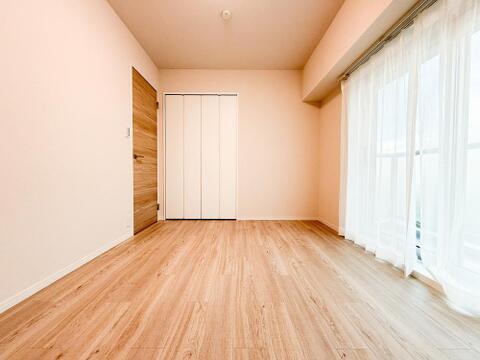 ゆとりある広さの居室は、家具の配置がしやすく使い勝手の良い空間です。採光も良好で、生活スタイルに合わせて自由にレイアウトできます。