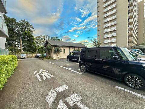 広さがしっかりと確保されたカースペースは、車を持つご家庭にとって嬉しいポイント。荷物の積み下ろしがスムーズで、日常の使い勝手が良く、生活の利便性を高めてくれます。