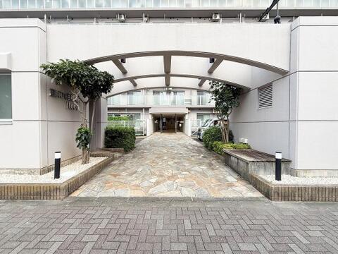 シンプルモダンなデザインが落ち着いた上質な印象を与える外観です。清潔感ある佇まいと街並みへの馴染みやすさが、住まいとしての確かな品格と魅力を高めています。