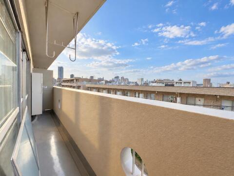 周辺の街並みや空を見渡せるバルコニー空間です。上部には物干し金物が設置されており、日々の洗濯物や布団を干す際にも便利にお使いいただけます。