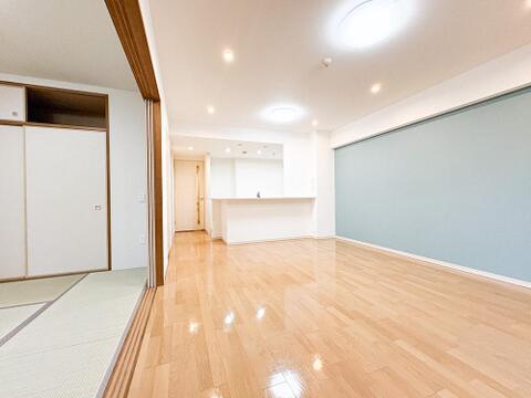 木の温もりと爽やかなアクセントクロスが調和する大空間リビング。和室を開放することでさらに広がりが生まれ、小さなお子様のお昼寝や遊ぶスペースとしても大活躍します。