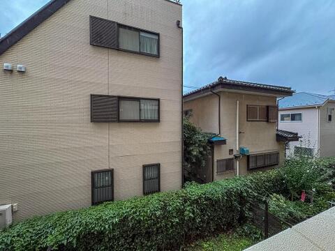 ここから見渡すと澄み渡る青い空に、心地よい風と暖かい日差しが駆け巡ります。