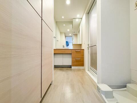 お子様の成長に合わせて使えるゆとりの洗面室。毎日のお着替えや歯磨きもスムーズにできます。機能性とデザインを兼ね備えた空間で、心地よい暮らしを。