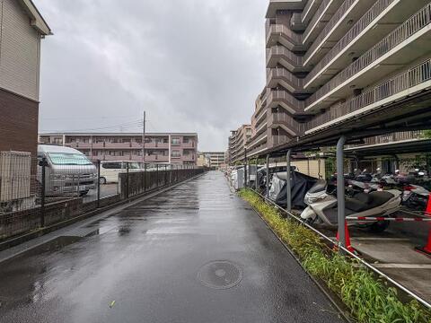 マンション敷地内にカースペースを完備。※最新の空き状況は、管理会社等にご確認させて頂きます。