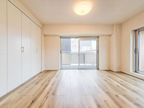 居室は広々としており、窓から差し込む光で明るく、気持ちよく過ごせる空間です。清潔感が保たれており、快適な毎日をお過ごしいただけます。趣味やリラックスの時間が楽しめる居室です。