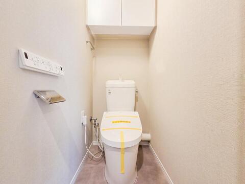 清潔感のあるトイレは、シンプルでモダンなデザインが魅力です。広めのスペースでゆったりと使えるため、毎日の生活がより快適に。綺麗だからこその心地よさを感じられる空間です。