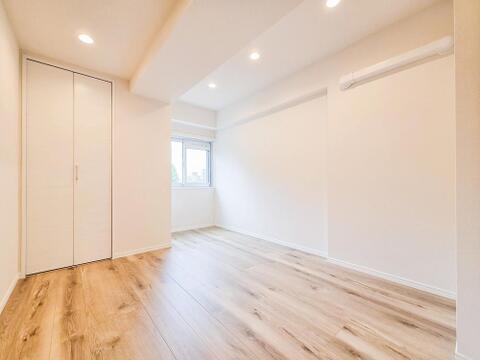 明るく開放的な居室は、ゆったりとした空間でリラックスできる場所です。広々とした設計と快適な環境が整っており、心地よく過ごせる毎日をサポートしてくれます。