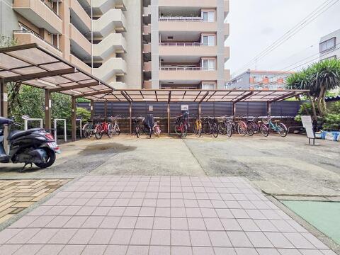 敷地内の駐輪場は、自転車を使う方にとって便利な設備です。整ったスペースで、通勤や通学にも安心して利用でき、日々の生活に利便性と快適さをプラスしてくれます。