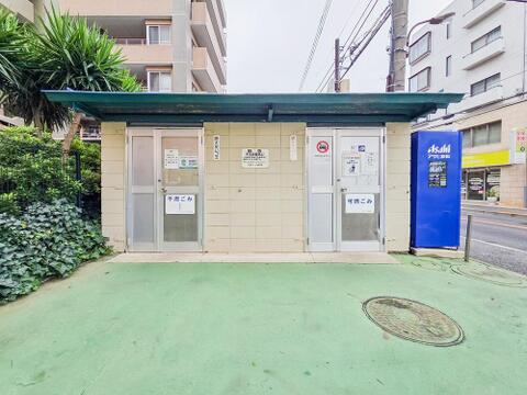 ゴミ置場が敷地内に設置され、住民が便利に利用できるよう配慮されています。管理が行き届いており、清潔に保たれているため、安心して快適に利用できる環境が整っています。