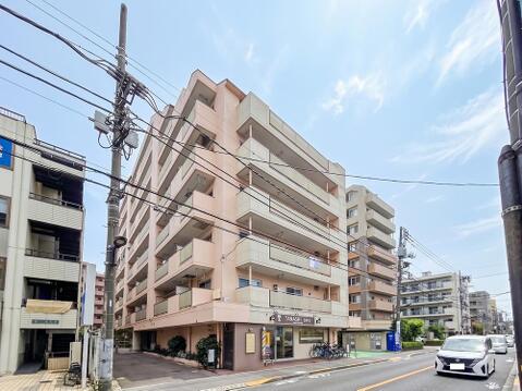 落ち着いた色調とデザインが特徴の外観は、住む人の心を和ませる上品な佇まい。高級感と清潔感が漂い、安心して暮らせる住環境を実感できます。