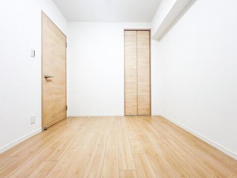 明るく広々とした子供部屋。採光が良好で勉強に集中しやすい環境が整っています。成長に合わせてレイアウトを変えやすい使い勝手の良い空間でございます。