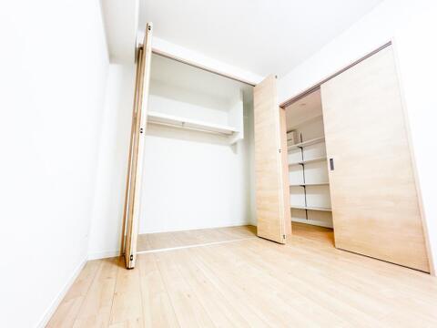 広さと収納力を兼ね備えた使いやすい洋室。家具の配置の自由度が高く、子供部屋や書斎としても活用しやすい汎用性の高い空間が魅力です。