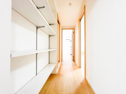 玄関からお部屋までの廊下には収納棚がつくられています。家族みんなで使う場所になるので、お出かけの際に必要なものや、置場に困ってしまうものなどで利用できます。