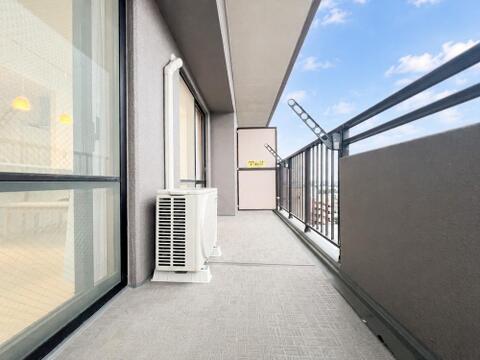 ゆとりある広さのバルコニーは、洗濯物がたっぷり干せるうれしい設備です。屋外の空気を感じながらくつろげるスペースとしても活用でき、生活の幅が広がります。