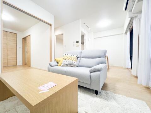 コンパクトにまとまった間取りは、家事動線が短く掃除や管理がしやすいのが魅力。無駄のない設計が毎日の暮らしを効率的にサポートする機能的な住まいでございます。