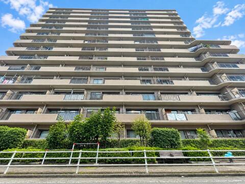 総戸数の多い大規模マンションは管理体制が充実しており、共用施設も豊富に整備されています。住民同士のコミュニティが形成されやすく、安心感のある暮らしが実現します。