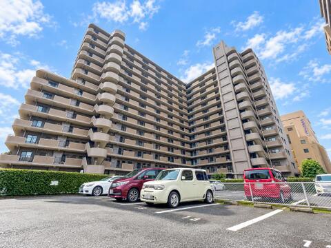 敷地内に駐車場があり、自家用車の利用がいつでもスムーズです。駐車場の設備がしっかりと整っており、車通勤や日常のドライブを毎日快適にサポートします。(空き状況は都度確認いたします)