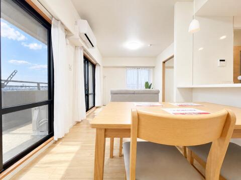 開放感のある広々としたリビングは、家族が自然と集まり笑顔あふれるだんらんの場。ゆとりある空間設計が毎日の暮らしを心地よく彩り、豊かな時間をお届けします。