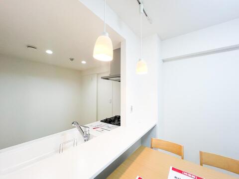 対面式システムキッチンは、開放感があり、会話をしながら料理ができる贅沢な空間。ゆとりのある広さが使い勝手を高め、豊富な収納があるため、調理器具や食材もすっきり整理。毎日のキッチン時間が快適です。