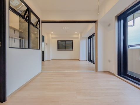 扉を開ければ広々とした空間に。閉じれば独立したお部屋に変化。生活シーンに合わせて活用できる設計です。