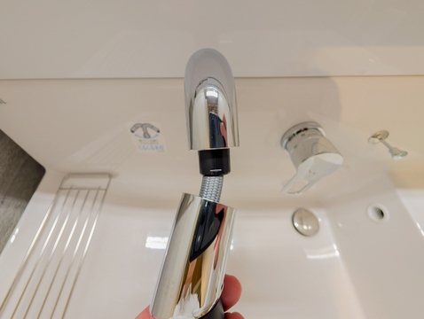 ノズル式の蛇口で掃除も簡単です。