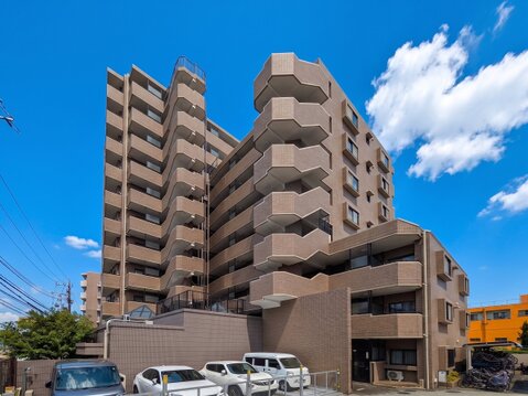 周辺環境と美しく調和する重厚感ある佇まいの大型マンションです。