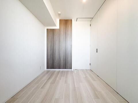どんな家具も映える、明るく清潔感あふれる洋室。寝室やお子様部屋、書斎など多目的に活用できます。