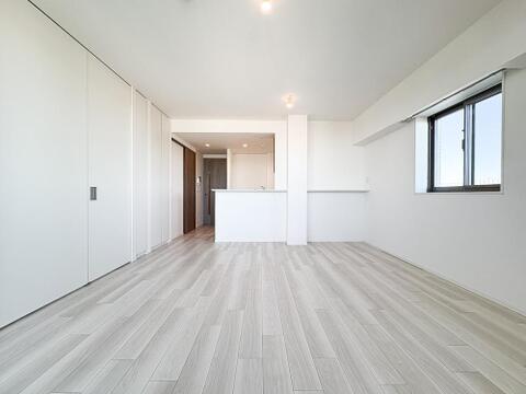 大きな掃出し窓から豊かな陽光と爽やかな風が舞い込む開放的なリビング。写真以上の開放感と居心地の良さを、ぜひ現地の日当たりの良さと一緒にご体感ください。