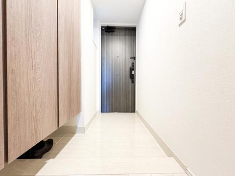お子様でも室内から誰が帰ってきたか一目で確認できるドアスコープ完備。来客時や留守番時も安心感が高く、ご家族の安全で快適な暮らしをしっかりサポートしてくれます。