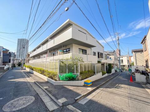 晴れ渡る青空の下、清潔感のある外観が印象的です。日当たりの良いバルコニーで、家族の洗濯物も気持ちよく乾き、毎日を快適に過ごせます。