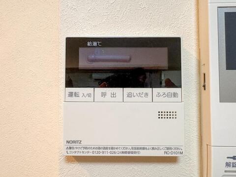 キッチン近くにある給湯リモコンは、お料理の最中でもリビングで寛いでいても簡単に沸かせて便利ですね。【写真はリノベーション前です】