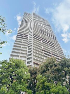 その邸が魅せる、気品・上質・重厚感・極細やかさ、そのすべては訪れた者に安らぎと品性を与える特別な空間です。ここに住むからこそ意味がある。すべての(始まり)をここから迎えます。