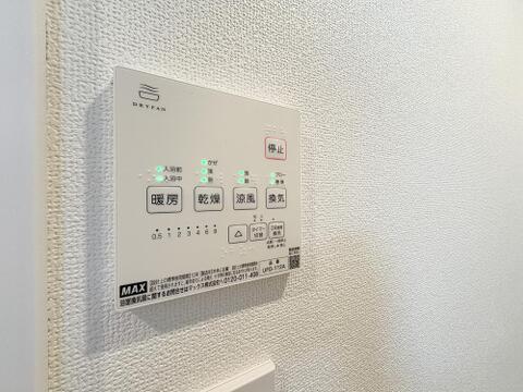 浴室乾燥機能付きのバスルームは、雨の日の洗濯物乾燥にも大変重宝します。清潔感ある空間をいつでも保ちやすく、毎日の入浴をより一層快適に楽しめる設備です。