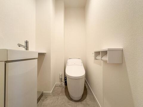 清潔感のあるトイレは、シンプルでモダンなデザインが魅力です。広めのスペースでゆったりと使えるため、毎日の生活がより快適に。綺麗だからこその心地よさを感じられる空間です。