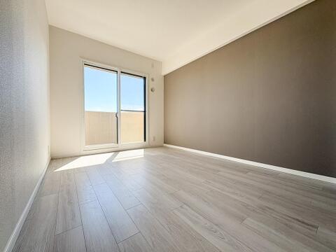 窓から差し込む柔らかな光が心地よい居室は、広さがあり、のびのびとした気分で過ごせます。趣味やリラックスの時間を楽しめる多用途な空間で、心安らぐ毎日が広がります。