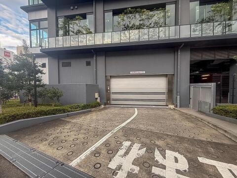 建物と調和したデザインの駐車場入口。高さ制限3.2Mで、ファミリーカーもゆったり駐車可能。雨の日も快適に乗り降りでき、家族のお出かけをサポートします。