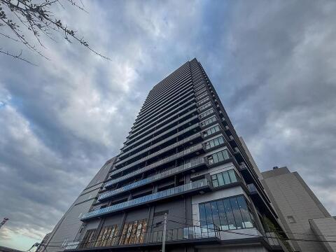 都市の利便性と洗練されたデザインが融合し、家族の毎日を豊かに彩る住まいです。