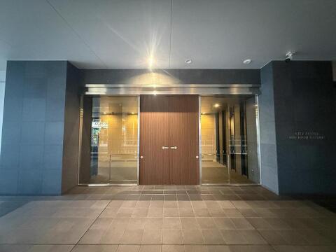CITY TOWER HACHIOJI FRESHIAの明るいエントランス。ご家族の安全を守りながら、日々の暮らしに上質な彩りを添えます。