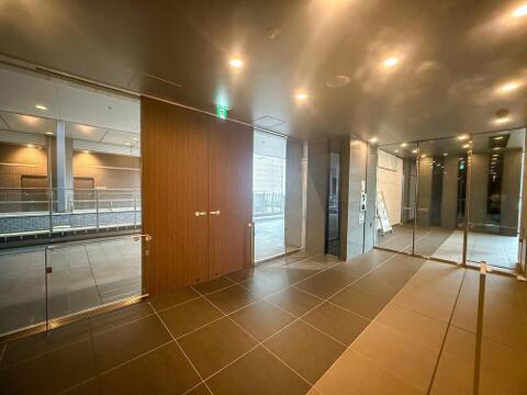 洗練されたデザインが印象的なエントランスは、帰宅する家族を優しく迎えます。広々とした空間は、ベビーカーでの出入りもスムーズで、お子様との毎日を快適に。