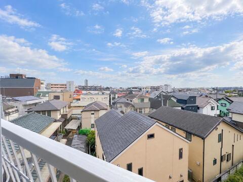 バルコニーからは周囲の住宅街を見渡す開放的な眺望が広がります。前面に大きな遮蔽物がなく空を広く仰げるため、日々の暮らしに心地よい開放感を感じられます。
