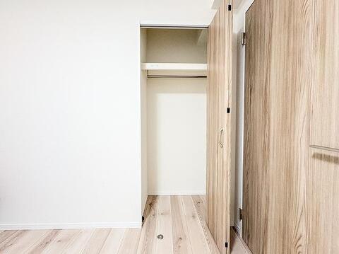 各お部屋に使い勝手の良いクローゼットを設置。服や小物を効率よく整理整頓でき、お部屋を広く清潔に保てます。収納力が豊富なため、インテリアの配置も自由に楽しめ、住空間を最大限に有効活用できます。