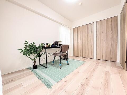 リビングと引き戸で仕切れるこの洋室は、キッズスペース、客間など、シーンに応じて空間を区切れます。生活に寄り添うフレキシブルな空間です。※家具・小物等はディスプレイとなり、販売価格に含まれません。