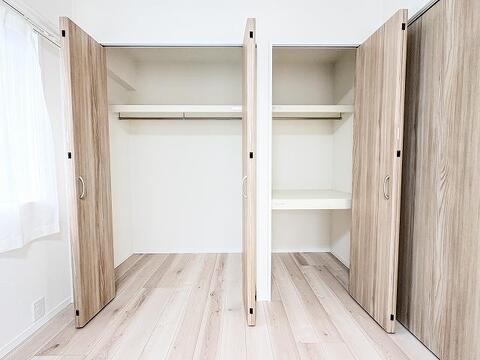 使い勝手の良いクローゼットを設置。服や小物を効率よく整理整頓でき、お部屋を広く清潔に保てます。収納力が豊富なため、インテリアの配置も自由に楽しめ、住空間を最大限に有効活用できます。