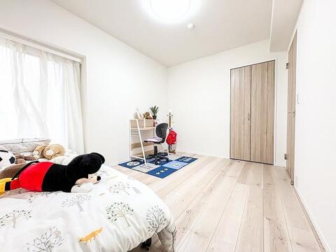 お子様も喜ぶ、明るくて楽しいお部屋です。ワクワクするような空間で、たくさんの思い出を作ってください!※家具・小物等はディスプレイとなり、販売価格に含まれません。