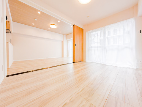 扉を開ければ広々とした空間に。閉じれば独立したお部屋に変化。生活シーンに合わせて活用できる設計です。
